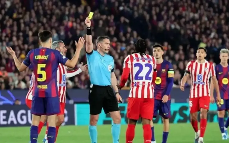 بعد لقطة مثيرة للجدل.. قرار مفاجئ يهدد حكم مباراة برشلونة وأتلتيكو مدريد – الأسبوع